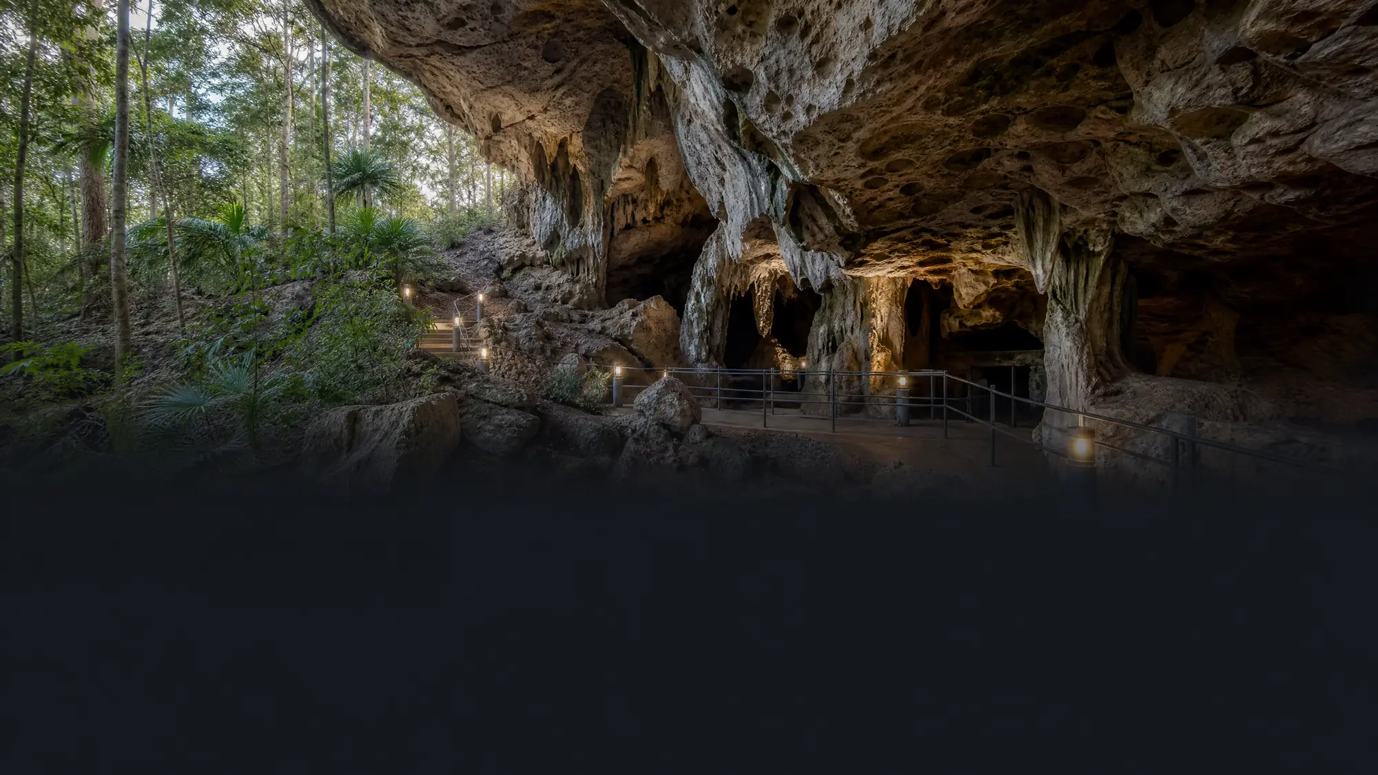 Erkunden Sie ein 390 Millionen Jahre altes oberirdisches Kalksteinhöhlensystem, 23 Kilometer nördlich von Rockhampton.